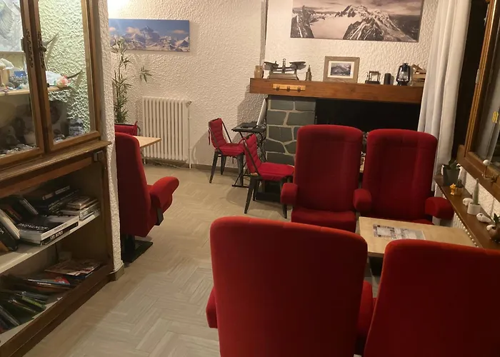 Hotel La Chaumière Garage Moto gratuit À 150 m de la gare SNCF et TMB