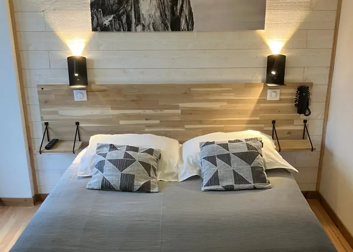 Hotel La Chaumière Garage Moto gratuit À 150 m de la gare SNCF et TMB
