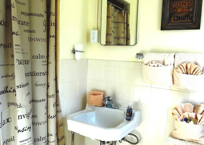 Ji2 - Queen Guest Room Located At The Joplin Inn
