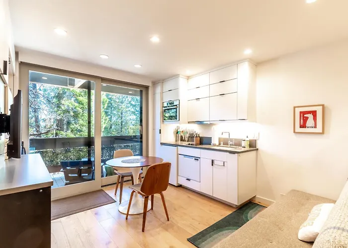 Modern Hotel-Style Studio - Timber Creek Lodge #210