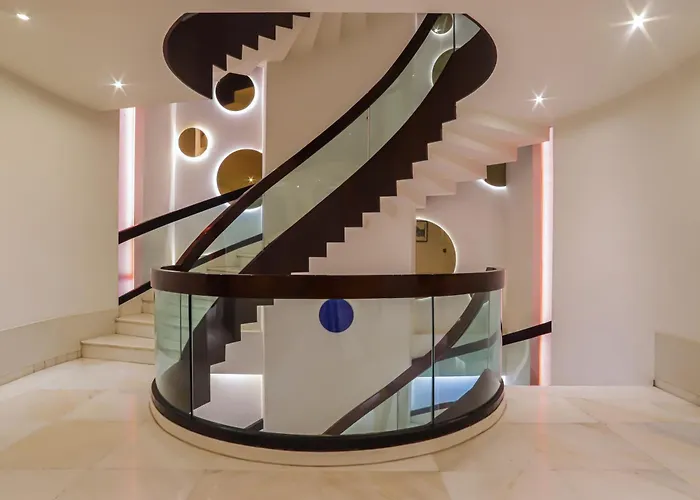 Hotel Godwin Deluxe Near Connaught Place Offers Free Airport Pickup