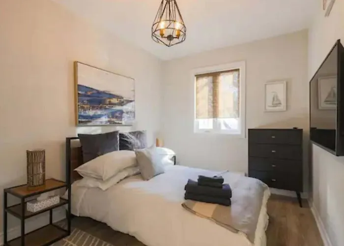 Casa Leslieville Hotel Near Distillery District