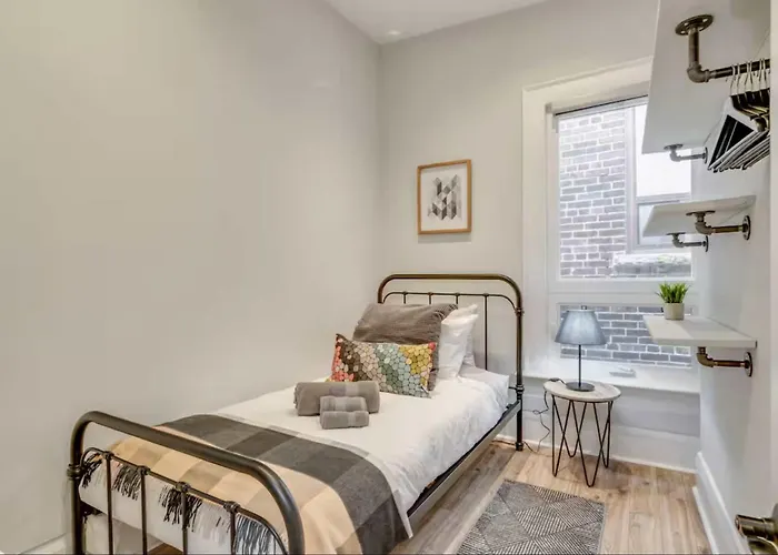 Casa Queen Hotel Cozy Fireplace Suite Leslieville