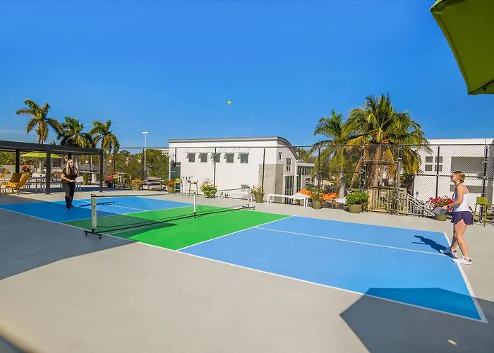 Naples Park Central Hotel