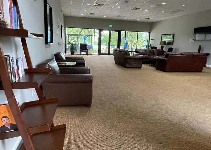 Lovely 1 Bedroom Condo With Pool