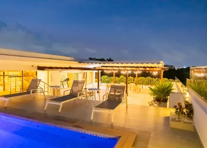 Hotel Stay Here Suites