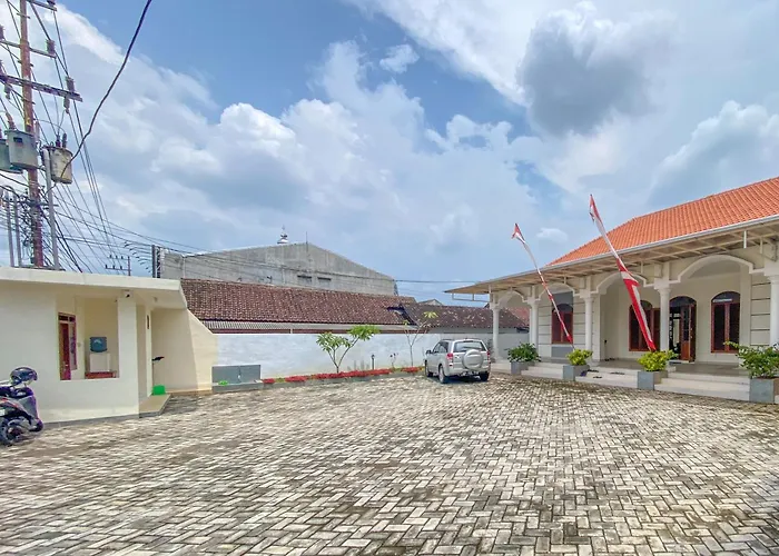 Urbanview Raden Mansion Jember