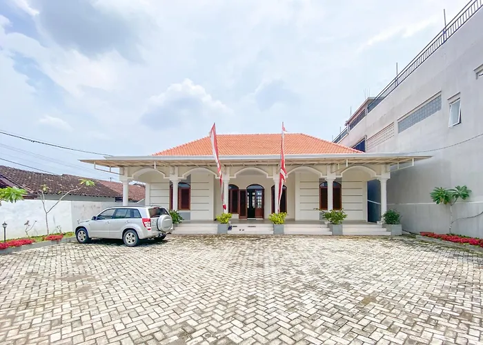 Urbanview Raden Mansion Jember