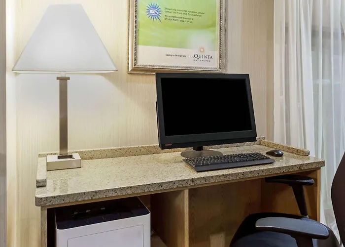 La Quinta By Wyndham Stamford / New York City