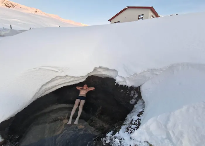 Hotel Laugarholl With Natural Hot Spring