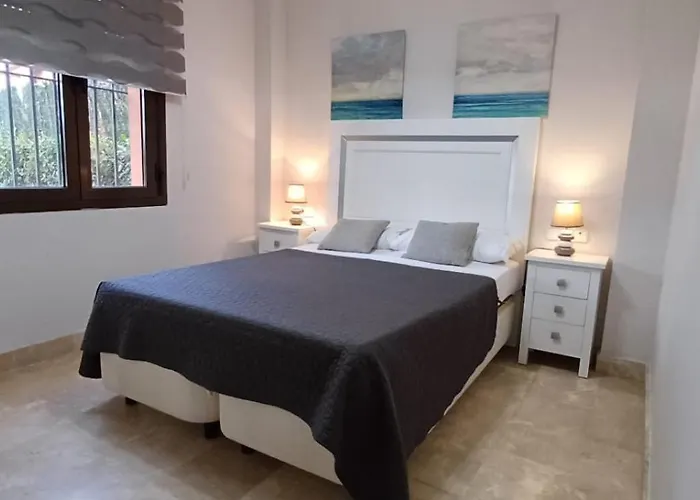 Apartamento De Tres Dormitorios Muy Espacioso Con Jardines Y Piscinas