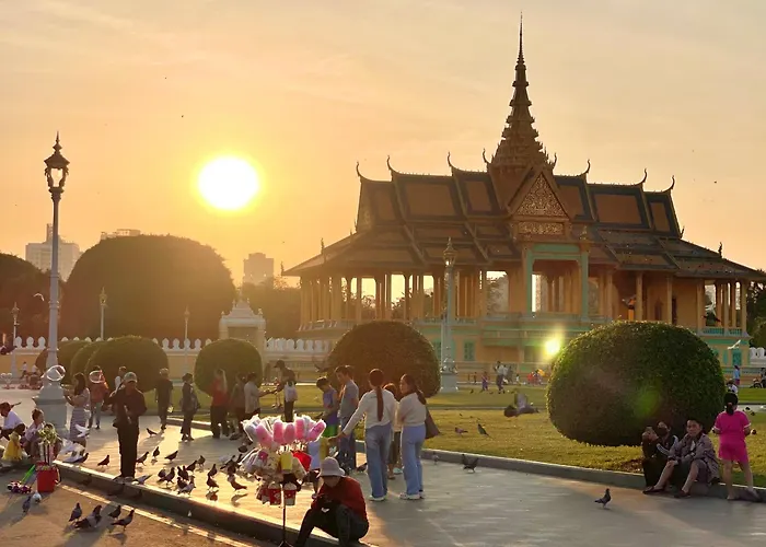 Sky Hotel - Rooms & Free Laundry - 50M To Royal Palace