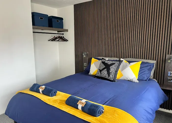 Aerosuites Luton - Shared And Private Accommodations Mins From Luton Airport,Free Selected Breakfast,Adults Only,Free Parking Subject To Availability And Reservation Only, Whats Up Number Required, Late Self Check In And Out By Request Only