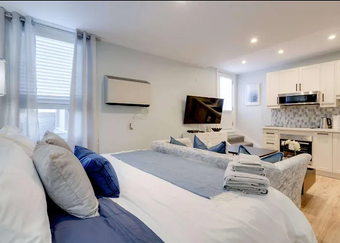Casa Queen Hotel Leslieville Stylish Suite W Patio