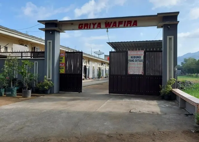 Oyo Life 93525 Griya Wafira Trenggalek Syariah