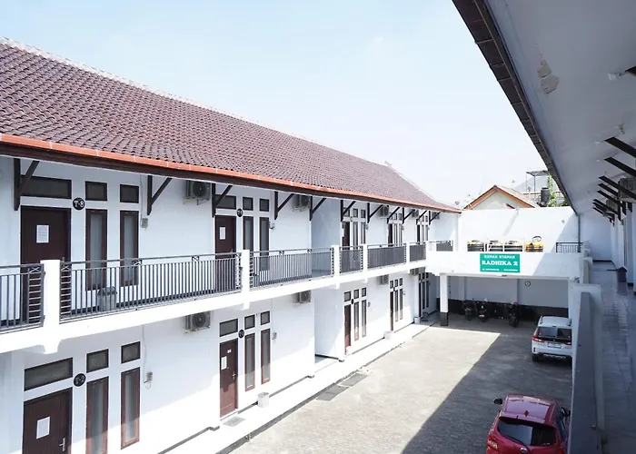 Oyo Life 92886 Rumah Nyaman Radhika 2 Syariah