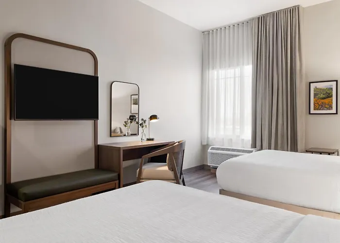 La Quinta Inn And Suites By Wyndham Lincoln