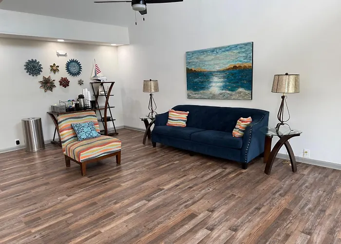 Brentwood Inn & Suites