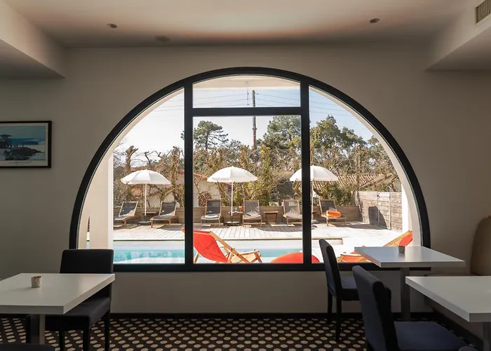 Hotel 202