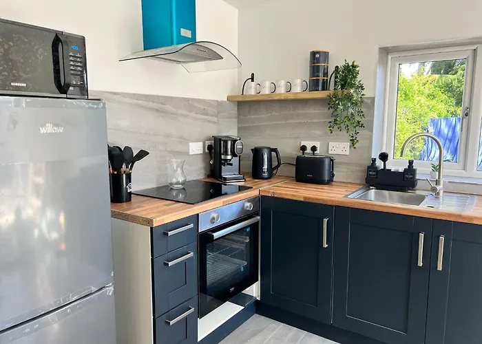 Aerosuites Luton - Shared And Private Accommodations Mins From Luton Airport,Free Selected Breakfast,Adults Only,Free Parking Subject To Availability And Reservation Only, Whats Up Number Required, Late Self Check In And Out By Request Only
