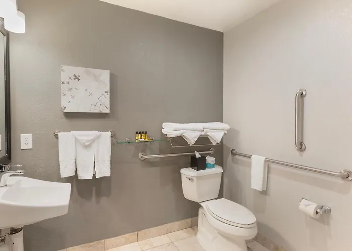 Best Western Plus Milwaukee West