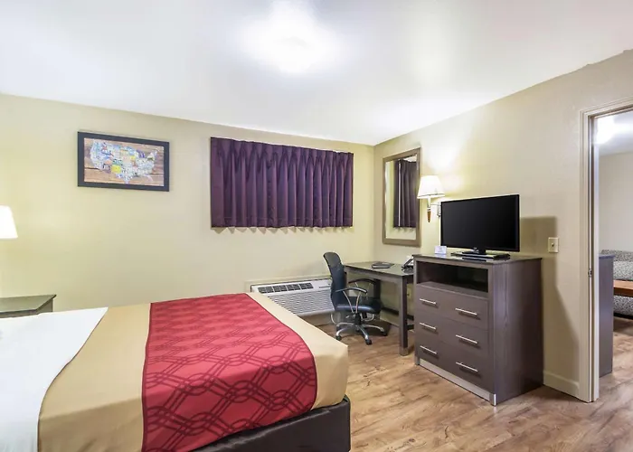 Econo Lodge Inn & Suites I-35 At Shawnee Mission
