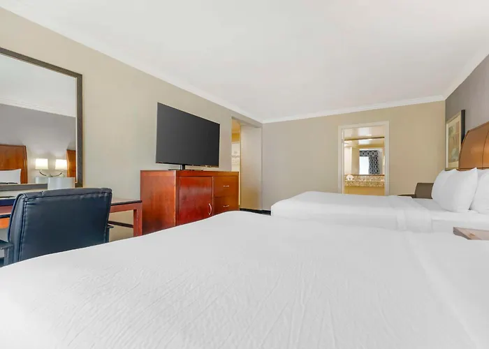 Best Western Plus Marina Shores Hotel