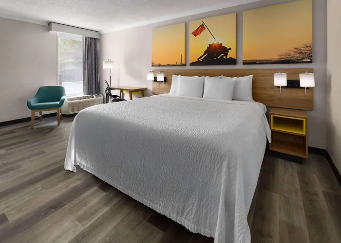 Days Inn By Wyndham Hinesville Near Fort Stewart, Newly Renovated, Free Hot Breakfast, Restaurant And Bar