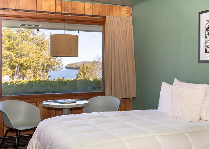 The Ellison Inn & Lounge