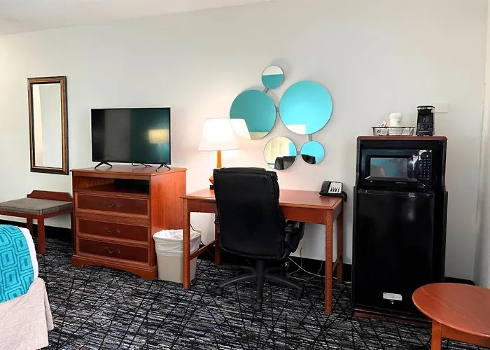 Howard Johnson By Wyndham Evansville East