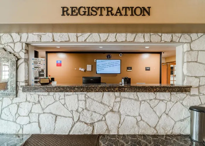 Days Inn & Suites By Wyndham Beeville