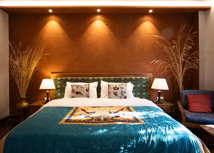 Hotel Lingzi - At The Mall Road & Newly Renovated