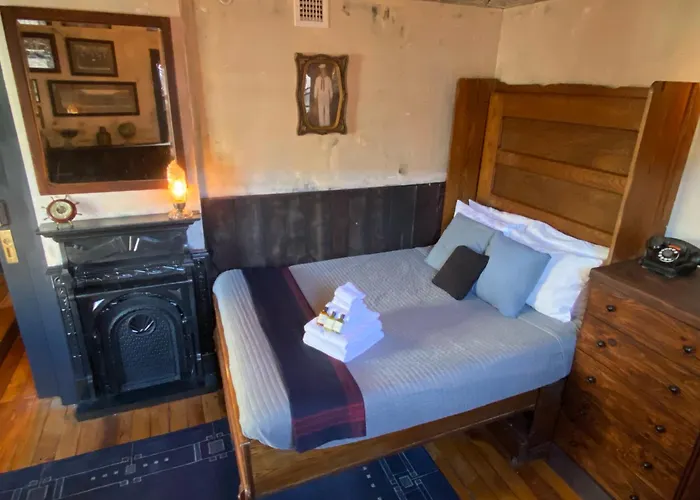 Crew'S Quarters Boarding House - Caters To Men