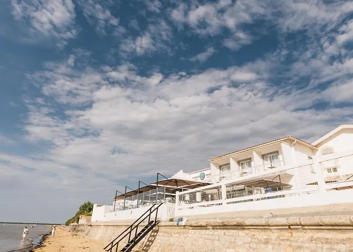 Beach Hotel - Le Grand Chalet