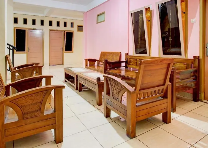 Oyo Life 93662 Kost Pak Budi