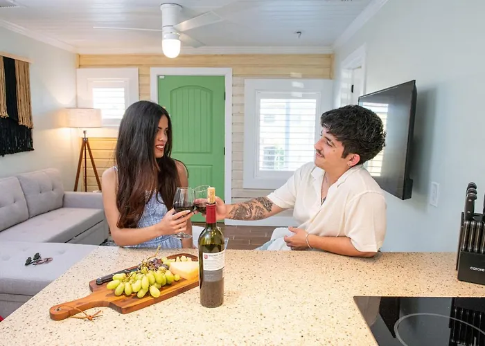 King Bed-Step To Madeira Beach-Heated Pool-Private