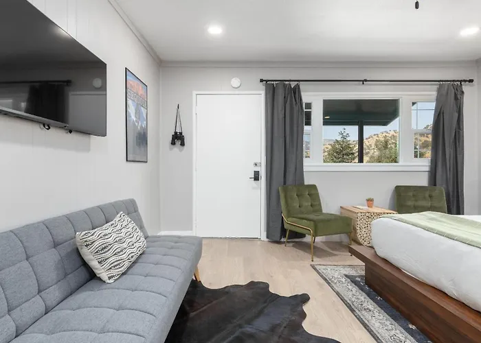 The Whitney- Sequoia Motel Rm7