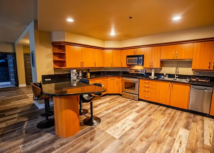 2100 Sqft Penthouse Suite W/ Strip Views! Pool Gym