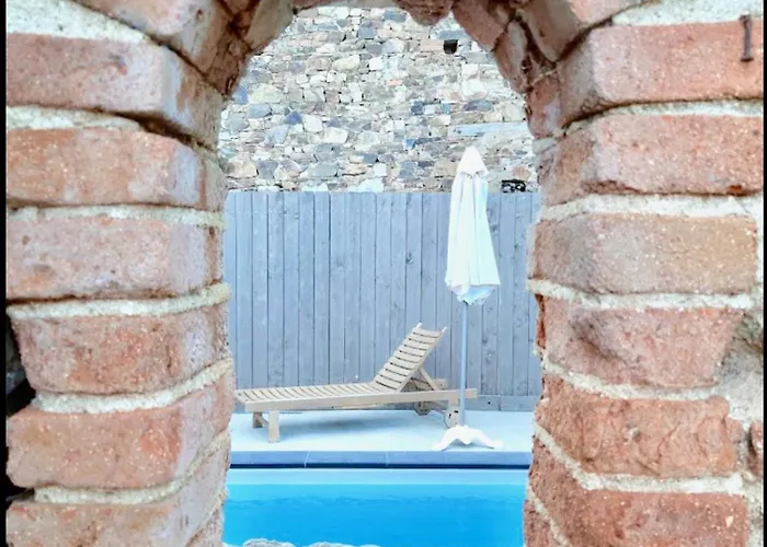 Chambre studio au Bord de la Piscine chauffée et privée pour vous le soir !