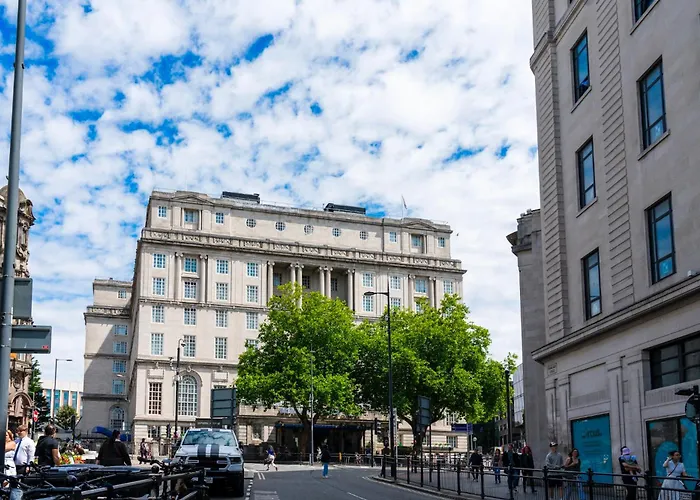 Adelphi Hotel