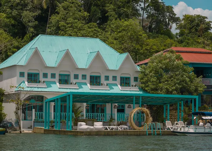 Adra Hostal Peten