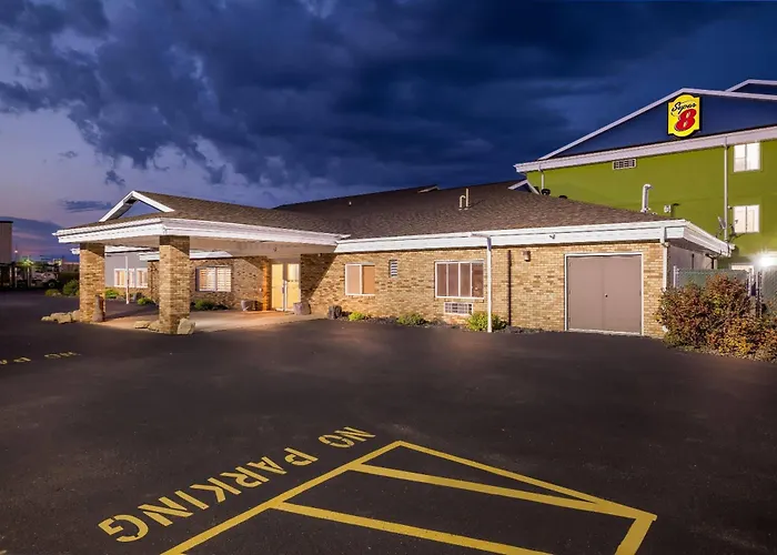 Super 8 By Wyndham Osseo Wi