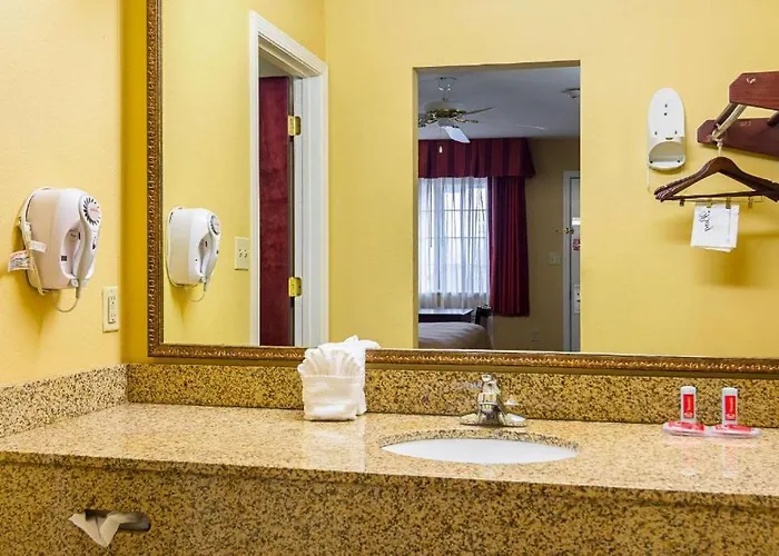 Bryant Inn And Suites