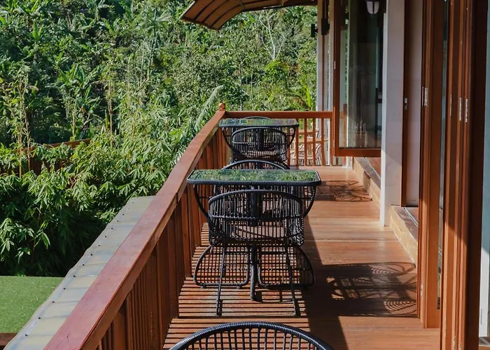 Giriwood Hotel & Villa