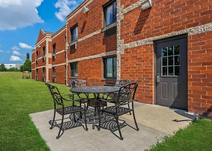 Super 8 By Wyndham Elgin