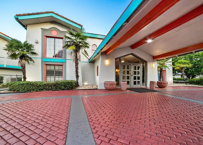 Howard Johnson By Wyndham Columbus Fort Benning