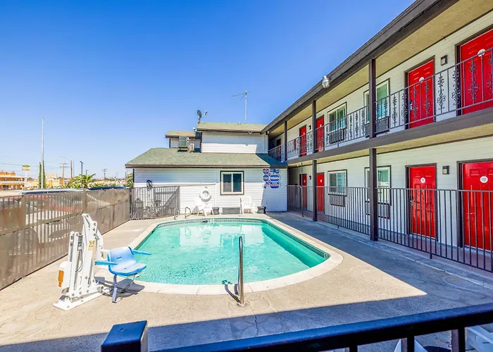 Hotel Avenida Victorville I 15