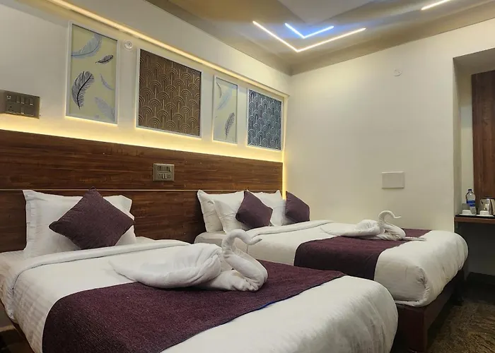 Hotel Maitreya Inn Near Cmc Hospital, Vit, Sripuram Temple,Naruvi Hospital