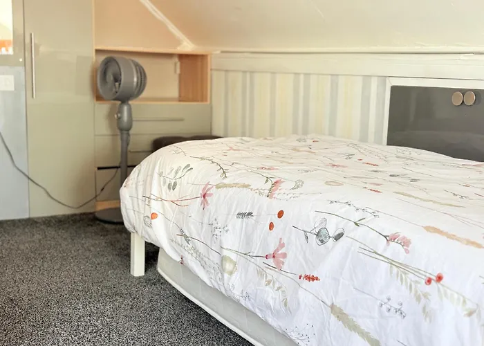 Luton Lodge - Ideal For Short Stay , 5 Mints Drive To Luton Airport , Train Station, Town Centre , Free Street Parking