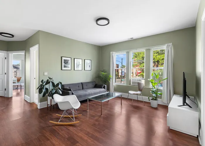 Private Room in Stylish Humboldt Park Retreat